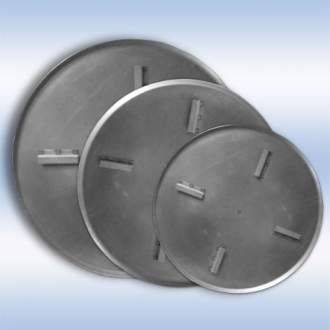 Лопасти и диски для затирочных машин Для выполнения начальной (стартовой) обработки бетонных поверхностей применяются специальные диски, представляющие собой плоской или выпуклой формы тарелку. Лопасти и диски для затирочных машин