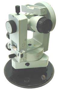 Оптический теодолит УОМЗ 2Т30П (Япония) Позволяет снимать отсчет с помощью шкалового микроскопа, работать трехштативным способом за счет съемной подставки со встроенным оптическим центриром.