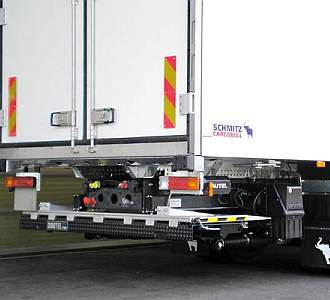 Гидроборт слайдер DAUTEL DS2500/3000VA Для грузовых автомобилей с кузовами-фургонами и с кузовами с откидными бортами. DAUTEL SLIDER - подъемная складная платформа с горизонтальным перемещением для грузовых автомобилей с большим свесом. Это обеспечивает независимость перевозчика от местного погрузочного оборудования. Большая платформа (до 2020 мм), сверхбольшая грузоподъемность 2500/3000 кг и очень большое значение центра нагрузки 960/800 мм. DAUTEL SLIDER идеальная погрузочная система для работы с тяжелыми грузами, для экспедиционных агентств и развозного транспорта. Эта платформа управляется так же, как и DAUTEL SLIDER DS 1500/2000VA. Подъемный крутящий момент: 24 кН•м LC* в продольном направлении: 960 или 800 мм LC* в поперечном направлении: По центру, 50% номинальной нагрузки на одну сторону Конструкция: 2 гидроцилиндра подъема и 2 гидроцилиндра наклона Платформа: Складная платформа из стали и алюминия, складывается только передняя секция платформы Длина 1620, 1720 и 1820 мм, дополнительная полоса 70 мм для оптимальной погрузки и разгрузки, ширина 2400 мм Механизм горизонтального перемещения платформы: Гидроцилиндр двухстороннего действия, прочные алюминиевые направляющие профили и ролики, низкая стоимость технического обслуживания Сфера применения: Грузовые автомобили с достаточным свесом, прицепы, полуприцепы