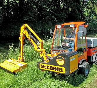 Косилка-кусторез McConnel Power Arm 35 Британская фирма McConnel, являющаяся в своей стране лидером по производству машин для скоса травы, разработала линейку роторных косилок, которые в нашей стране монтируются как навесное оборудование на трактор МТЗ, а также косилки-кусторезы с цеповым рабочим органом.