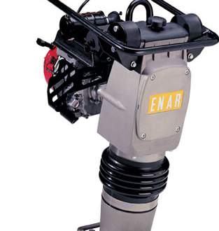 Вибротрамбовка бензиновая ENAR PC-60H4T Вибротрамбовки ENAR позволяют легко проводить работы в труднодоступных местах, в самых ограниченных пространствах, можно также легко уплотнять грунт обратной засыпки вокруг фундаментов и в местах, расположенных близко к стенам зданий.