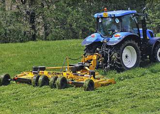 Роторная косилка (McConnel) Flex Wing 6000 Британская фирма McConnel, являющаяся в своей стране лидером по производству машин для скоса травы, разработала линейку роторных косилок, которые в нашей стране монтируются как навесное оборудование на трактор МТЗ