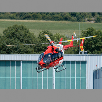 Вертолёт Eurocopter EC 145 Эффективный, многофункциональный легкий двухдвигательный вертолет. ЕС145 крайне популярен в качестве вертолета неотложной медицинской помощи, активно используется для выполнения поисково- спасательных и правоохранительных задач, превосходно зарекомендовал себя в качестве транспортного вертолета, в том числе для выполнения перевозки пассажиров на морские буровые платформы. Отличительные черты этой модели – просторная пассажирская кабина, превосходные лётно-технические характеристики, безопасность на уровне самых высоких стандартов, низкий уровень шума на местности. EC 145 - один из наиболее популярных вертолетов в среднем классе. Он является модернизированной версией хорошо зарекомендовавшего себя многофункционального вертолета BK-117. При модификации Eurocopter EC 145 получил несущий винт с оптимизированным профилем и обновленное радиоэлектронное оборудование, а также заметно увеличенную пассажирскую кабину. Просторный салон, наличие боковых и задних дверей, отсутствие перегородок обеспечивают широкие возможности для разнообразных компоновок пассажирской кабины.