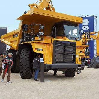 Самосвал карьерный KOMATSU - HD 465-7 (КНР) Ориентирован на транспортировку сыпучих грузов как при добыче полезных ископаемых, так и при возведении крупных строительных объектов.