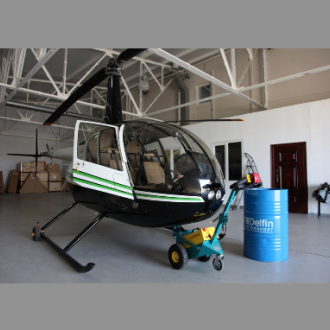 Вертолёт Robinson R44 Clipper II Robinson R44 Clipper II — приспособлен к полетам над водой. Вертолет оснащен стандартными или надувными поплавками, это позволяет совершать взлет и посадку с поверхности воды. Низкое положение центра тяжести повышает устойчивость в условиях эксплуатации на море, а передовая монолитная конструкция поплавков позволят легче осуществлять взлет с водной поверхности. Стандартные поплавки R44 Clipper прибавляют примерно 18 кг к весу пустого вертолета Robinson R44, при этом крейсерская скорость уменьшается всего на 18 км/ч. Надувные поплавки прибавляют примерно 23 кг к весу пустого вертолета и почти не снижают крейсерскую скорость, равную 210 км/ч. Надувные поплавки R44 Clipper имеют ту же плавучесть, что и стандартные. Все вертолеты R44 Clipper комплектуются специализированной системой защиты всех деталей вертолета от коррозии. Стандартная комплектация включает в себя колеса для наземного обслуживания и прибор для измерения давления воздуха в надувных поплавках. Clipper II оснащён инжекторным вариантом двигателя Lycoming IO-540. Усовершенствованная силовая установка имеет повышенную мощность, что позволяет справляться с тяжелой работой. Доработана конструкция лопастей главного и хвостового ротора. Оба ротора оснащены лопастями с шумоподавляющими концевиками и имеют большую площадь несущей поверхности, что позволило улучшить значение подъемной силы в полете