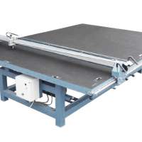 Раскройный стол  SA Speed 3200 (Италия) Стекло устанавливается на опрокидывающиеся держатели с пневматическим приводом, после чего держатели укладывают стекло на стол.